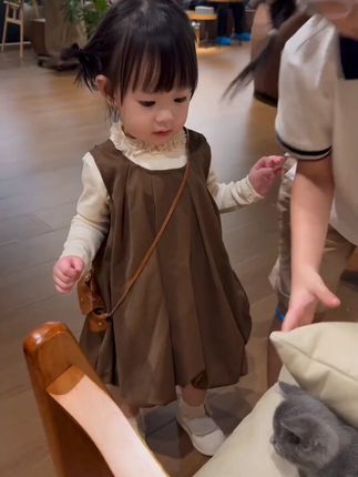 人类幼崽第一次和猫猫见面什么反应、喵?? 真的有被这两个美好的生命治愈到 #生女儿就要这样穿 #女宝穿搭 #女童穿搭 #生女儿就是用来打扮的 #大眼萌娃