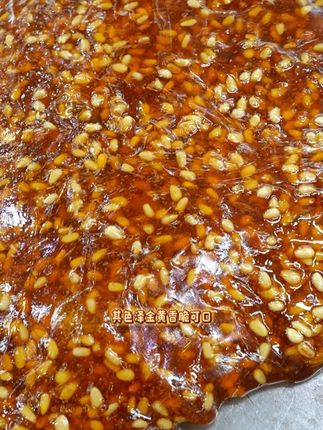 每一颗都凝聚着匠心,松子的清香与糖的甜糯完美融合。#舌尖美味 #糖果 #苏州特产