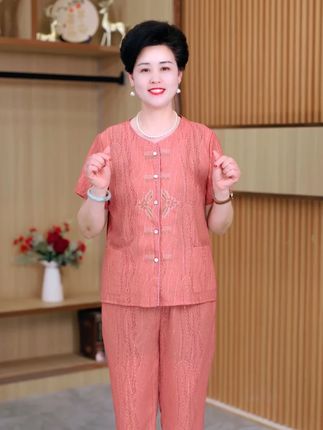 生活总是充满惊喜和感动,它不仅仅是礼物,更是一份孝心,一份惦记#中老年服装 #面料舒适透气 #胖瘦都能穿