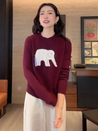 不挑年龄的一款百搭卡通小象上衣,轻松拿捏秋冬氛围感穿搭,吉祥小象羊毛衫,圆领百搭还保暖,软fufu的超治愈~【Rumi精选】“吉祥如意”25秋冬圆领长袖针织百搭小象羊毛衫#时髦精 #小众设计感 #轻奢女装 #羊毛衫 #秋冬氛围感穿搭