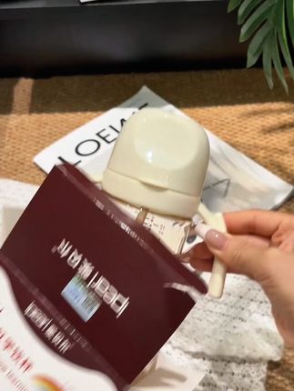 一岁以后的宝宝就可以换成这种直饮吸管杯了,宝宝大口畅饮没有阻力,喝得嘎嘎快! #吸管杯 #直饮杯 #直饮奶瓶 #爱贝尔 #宝宝奶瓶
