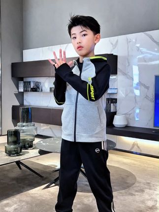 被父母精心打扮过的孩子,从来都是自信满满的哦,咱家品质值得你的选择#男童穿搭#高品质童装#穿出高级感#高级感穿搭#男童外套