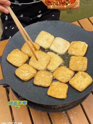 谁懂这一口的好吃程度!贵州手撕豆腐,又泡又嫩,蘸上辣椒面,太香咯!#贵州六龙手撕豆干 #六龙手撕豆干