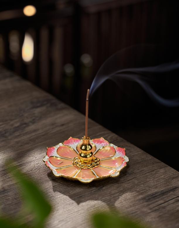 新做的香插很是喜欢,所以晒一下~.~。闻香觅心,看烟慢慢在空气中摇曳弥漫着,心情开怀不少,还是古人懂得享受啊!刚做出来的莲花三宝香炉,线香盘香两用,锌合金材质,电镀工艺加持,抗氧化耐磨耐用。仿珐琅渐变上色工艺,古韵盎然;分体设计,清理便捷,是香插底座也是摆件 #国风古韵 #东方美学 #非遗文化 #品香 #香插