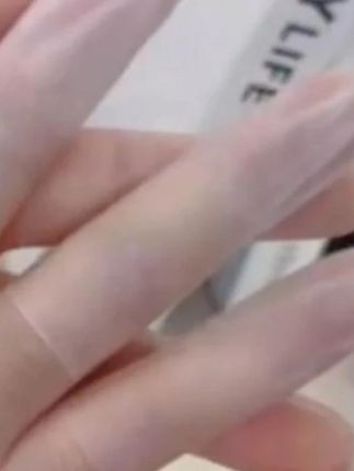 【外贸爆款!护指超全面】乳胶护指套,防护刚需!外贸热销款品质靠谱,切口设计贴合手指,戴取方便不紧绷。磨砂质感防滑,做手工、做家务时能防刮防磨,还能防水、防油污,保护双手不受损。日常戴可防裂防干防冻,尤其适合秋冬干燥季节,或手部易干裂人群。一次性使用干净卫生,也可重复用。解决手部防护不到位、易受伤的难题,多场景都适用!#外贸爆款乳胶护指套 #一次性磨砂指膜套 #防裂防干防冻手套 #防水防油防护指套 #切口贴合护指神器