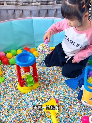 没有宝宝不爱沙子吧!安排一个室内挖沙池,不管天气如何~宝宝都能尽情玩,真的是解放妈妈#室内儿童乐园 #自己玩的不亦乐乎 #哄娃神器 #儿童玩具 #母婴好物