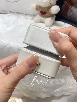 备婚篇|百元get这对婚戒,性价比超绝! 宝子们,备婚路上挖到宝啦!给你们看看我新入手的百元婚戒💍  男款简约大气,低调中透着沉稳;女款设计超惊艳,镶嵌的钻石在灯光下blingbling,像把星星摘下来镶在了戒指上✨ 关键是这质感完全不像百元的!上手超显气质,婚礼上戴着它,仪式感直接拉满,日常戴着也不心疼~性价比真的绝了,备婚的姐妹赶紧冲,让这份甜蜜与美好,从指尖开始蔓延 ! #订婚 #订婚快乐 #结婚流程 #爱情具象化 #莫桑钻