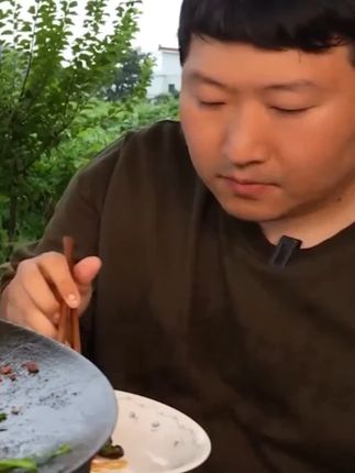 特邀嘉宾李章宇一起享用铁锅五花肉拉面 今天兴森和兴森爸爸与特邀嘉宾李章宇一起享用铁锅五花肉拉面,铁锅五花的香气弥漫在空气中,拉面的口感更是让人陶醉,搭配烧酒和兴森妈妈自制泡菜非常温馨又有趣!#铁锅五花肉和拉面