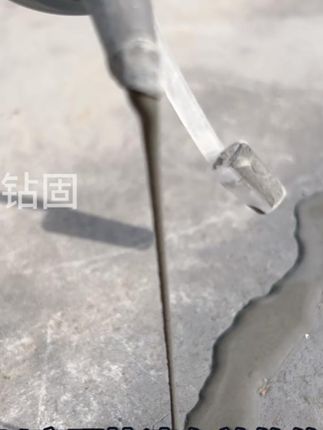 如果你新打的混凝土出现裂缝怎么办呢?用我们这款开裂色差小不开 #混凝土路面裂缝修复#水泥地面裂缝修补材料#地坪裂缝#裂缝剂#金刚砂地坪裂缝