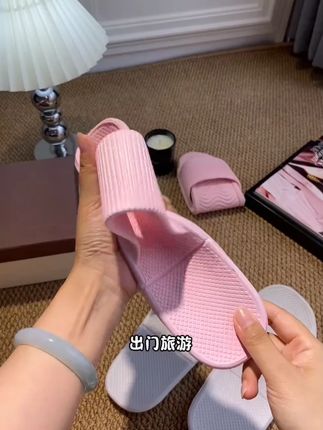 叠起来只有巴掌大小,随便有个缝就能塞下,上脚轻便舒服还防滑,出去玩住酒店带着就超级方便!#折叠拖鞋  #便携拖鞋  #出差旅行必备  #拖鞋 #好物推荐🔥