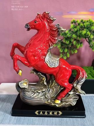红骏呈祥,“立马发财”礼盒摆件,助您事业一马当先,财运亨通! #招财进宝 #马到成功 #马 #摆件 #礼物