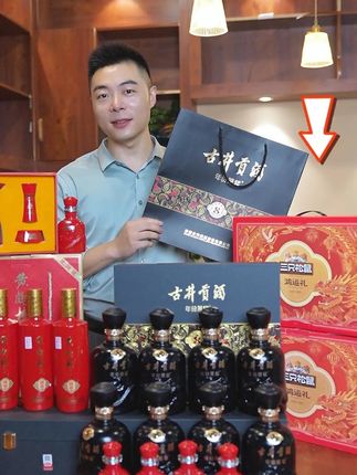 现在双节同庆,年份原浆古8礼盒价格真的非常划算,酒友们,活动只有这几天,赶紧来我直播间!#以酒会友 #品酒品人生 #白酒 #酒水节 #举杯共此时
