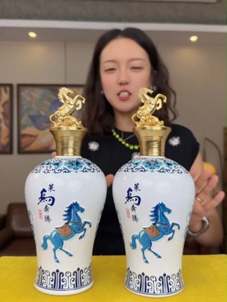 杏花村策马奔腾收藏酒 2瓶总共2000毫升4斤美酒,杏花村美酒,造型精致的经典美酒,中秋国庆送礼特别有面子,收藏摆柜别提多好看了!#白酒 #杏花村 #好酒推荐 #好喝不贵 #清香型白酒