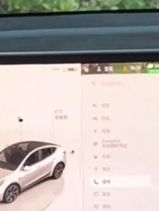 特斯拉上有没有比它使用频率还高的配件? 上车就把手机等随身物品全部放在里面,伸手就能拿取到,用起来特别方便,而且它是隐藏式的,颜值超级棒! #特斯拉# 特斯拉model3 #特斯拉modely# 特斯拉屏幕下储物盒 #天选特斯拉车主
