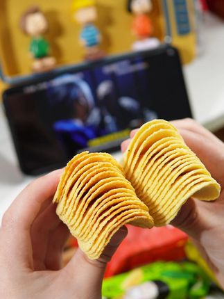 追剧嘴巴没味就吃口水娃薯片~ #口水娃 #零食推荐 #追剧小零食