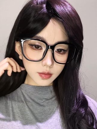极简钢琴黑色粗框设计,素颜戴显脸小,上镜秒变 “清冷感” 美人~#这个滤镜好好看 #黑长直 #修饰脸型 #配镜 #近照