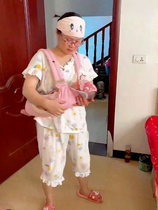 婴儿背带 一个人带娃出行抱娃,几个小时下来手酸得不行,感觉胳膊都不是自己的了。幸亏老婆买的这款婴儿背带,多种抱法适应宝宝不同时期,能用到宝宝 3 岁,轻松抱娃,解放双手,带娃出行变得,新手爸妈不可错过的带娃好物!#爸爸带娃 #母婴好物 #新手爸妈 #育儿经验分享 #溜娃