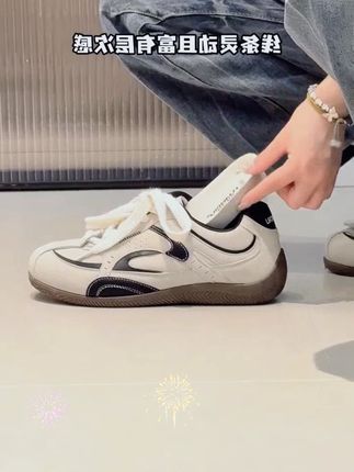 兄弟们,2025新款男鞋来啦!环球复古轻便德训鞋,简直是时尚与舒适的完美结合。它采用复古设计,满满潮流感,让你轻松成为人群焦点。内增高设计,悄悄提升你的身高,自信满满出门。而且超级舒适百搭,无论是搭配休闲裤还是牛仔裤,都毫无压力。还等什么,赶紧入手一双吧!#男鞋 #复古德训鞋 #内增高 #舒适百搭 #时尚休闲