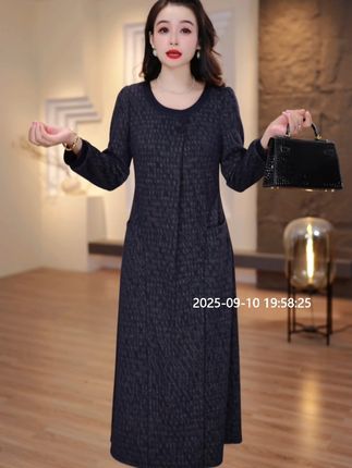 高端时尚气质连衣裙2025春秋新款女士优雅减龄显瘦遮肉修身中 图中展示的是一件深色长款连衣裙。从款式来看,它是圆领设计,长袖,整体版型较为宽松,衣身带有纹理,还设有口袋,兼具美观与实用性。这种风格的连衣裙通常适合在多种场合穿着,既可以日常出行时展现优雅,也能在一些稍正式的场合中体现端庄气质,能很好地修饰身形,为穿着者增添温婉大方的魅力。#大码女装120斤到220斤 #胖mm穿搭 #加肥加大有弹力 #宽松版型 #连衣裙