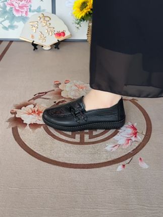 给妈送鞋选对款,老北京布鞋靠谱 送妈妈的礼物,穿起来舒服不挤脚。送妈妈的鞋子,妈妈穿上特别喜欢。正宗老北京布鞋旗舰店正品妈妈鞋老单鞋一脚蹬2025新款中老年老人软底防滑春秋女鞋平底 奶奶鞋休闲鞋#老北京布鞋#老人鞋#老北京布鞋妈妈鞋#奶奶鞋#软底软面妈妈鞋