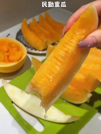 长在大沙漠里的甘肃民勤蜜瓜 通过独特的地理环境,日照充足昼夜温差大,所以瓜是又甜又多汁,露天种植不催熟不打药,真的是纯天然蜜瓜! #民勤蜜瓜