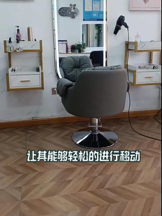 "这款网红美发椅,小巧的体型设计,让其能够轻松的进行移动,而 这款网红美发椅,小巧的体型设计,让其能够轻松的进行移动,而且还有着多种款式可选,满足了不同店铺的需求。并且,它的坐垫柔软舒适,久坐也不会有累感,并且有着持久耐磨的特点,同时搭配高回弹海绵,坐感更舒适。#美发椅 #美发椅子 #美发椅子厂家 #美发椅子床生产厂家 #美发椅剪发椅子