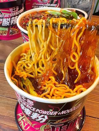 学生党真的拒绝不了泡面+酸辣粉的组合!双重口感巨好吃!#速食美食 #方便面 #酸辣粉