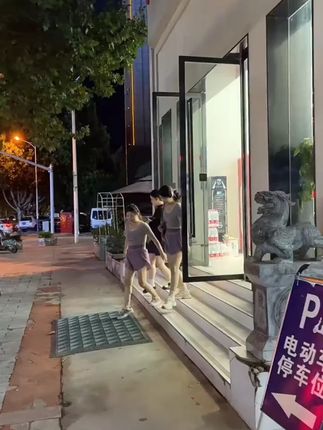 高矮胖瘦都适合,简单大方不失气质。