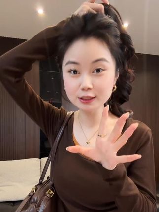 2025新款秋季撞色假两件长袖圆领T恤设计感百搭打底衫女上衣 2025新款秋季撞色假两件长袖圆领T恤设计感百搭打底衫女上衣#秋季穿搭 #打底衫 #女上衣 #t恤穿搭 #设计感穿搭