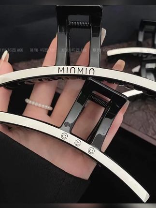 韩版气质钛钢字母抓夹女秋冬复古新款时尚洋气后脑勺鲨鱼夹盘发抓#韩版抓夹 #钛钢字母抓夹 #秋冬盘发 #时尚发夹 #后脑勺抓夹