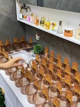 《拍一发三》卫生间壁挂式牙刷置物架浴室免打孔梳子牙膏收纳筒架盒