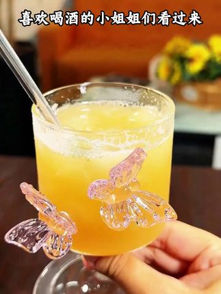 下班了,买点喜欢的烧烤小菜,再来两杯这个全麦精酿果啤,小酌一杯!给疲惫的生活加点微醺放空自我!未成年人禁止喝酒。#果啤 #精酿啤酒 #全麦精酿啤酒 #强烈推荐 #酒蒙子的日常