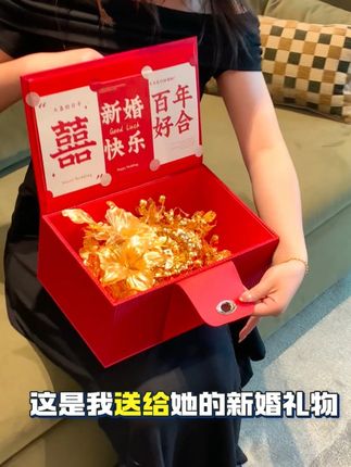 “亲手做,赠予你” 闺蜜10月结婚,这是我送给她的新婚礼物,像金色的瀑布一样光辉耀眼,先串珠子,再来扭花瓣,一花一叶都是我对她的祝福!!让人开心的不是礼物本身,而是准备礼物时被惦记的温暖,快给你要结婚的姐妹安排上吧#新婚礼物 #结婚礼物 #婚嫁 #备婚日常 #中式婚礼