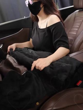 车上放一对空调被,一个拿来当腰靠一个拿来当抱枕 冷了就打开来当被子,内里亲肤柔软,不用了放在车上也是很好看的!#抱枕被子两用 #汽车好物 #汽车用品 #空调被推荐 #抱枕