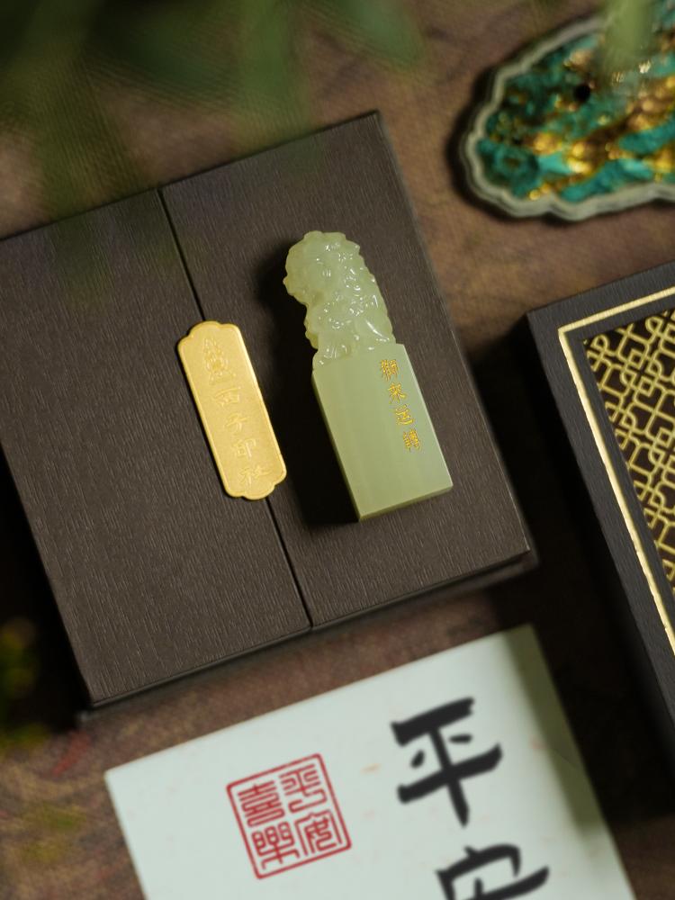 庆贺教师节🎉上新青玉狮来运转印章✅。愿恩师“狮”运亨通,桃李满天下! 🙌 老师们辛苦啦! 愿这份礼物陪您在书山学海中—— 盖住烦恼,印下辉煌!📜#教师节 #教师节礼物 #教师节快乐 #印章定制 #创意礼物
