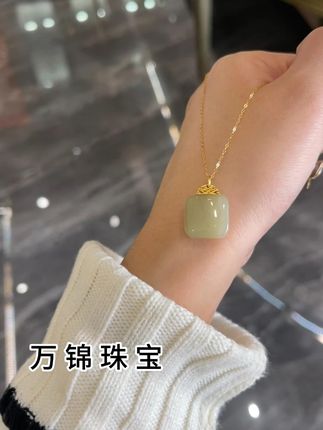 🍃这种颜色很干净很冰很透很润 能达到君君这种品质的无事牌 市面上很难见得到 性价比超高#万锦珠宝直播间 #万锦珠宝店铺 #和田玉