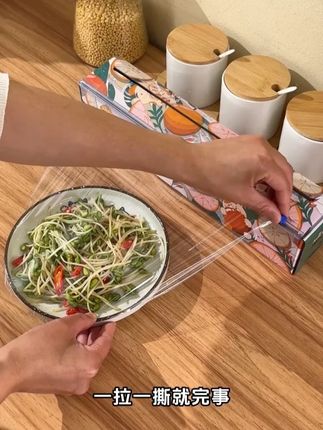 可以磁吸在冰箱,还自带切割器的#保鲜膜 也太顺手好用了#食物保鲜 #保鲜膜切割器 #厨房好物 #一次性保鲜膜套
