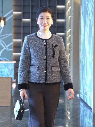 爱这个字,有时很大,有时很小。小到一件能抵御寒风的毛衣,一条能裹住晨练时寒冷的围巾。妈妈,温暖请收好。#送妈妈的礼物 #秋冬穿搭 #穿出自信穿出美丽 #妈妈装 #洋气减龄