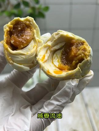 爆油的咸鸭蛋 蛋黄细腻个个流油吃起来一点也不腻,沙沙的口感就像吃蟹黄一样!家里人都特别爱 吃 #馋达人咸鸭蛋 #咸鸭蛋 #妈呀太香了 #流油鸭蛋 #中秋节