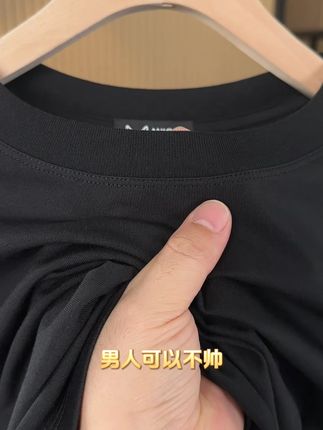 终于找到不闷汗的男士打底衫!丝光莫代尔棉面料软乎乎,圆领不卡脖子,内搭不外露、外穿配牛仔裤、休闲裤都显利落!#秋季穿搭 #品质男装 #百搭上衣
