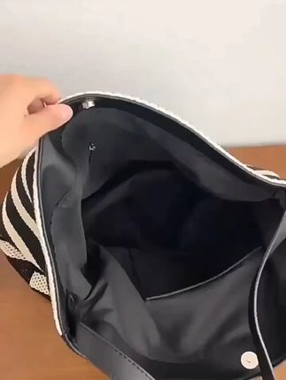 黑白条纹托特包,大容量轻松度假 姐妹们!高级感条纹大容量托特包 太好看了吧 喜欢闭眼入 #包包种草 #托特包 #好物推荐回购 #二创激励计划 #种草