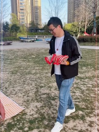 太方便了,走哪累了都能坐会儿,钓鱼,写生旅行遛弯,坐车没位都可以带着#折叠凳便携 #折叠马扎 #出差旅行必备 #携带方便
