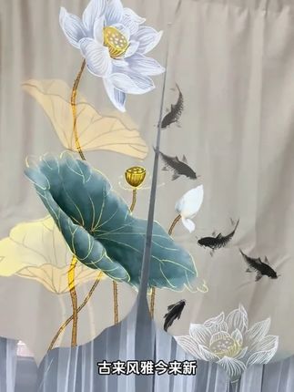古来风雅今来新,东方美学韵长存。实物巨惊艳的中式风双层门帘!荷花与鲤鱼结合的图案,寓意连年有余,象征繁荣富足。透气绒布加轻盈蕾丝纱帘,透光不透人 #卧室门帘 #隔断帘 #风水帘 #防蚊门帘 #家居生活
