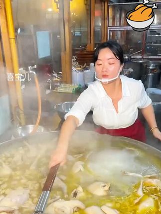 一个电饭煲就可以搞定的盐焗鸡,鲜嫩多汁,连鸡皮都是香的!没有哪个小朋友能拒绝!#盐焗鸡 #制作盐焗鸡 #盐焗鸡粉 1