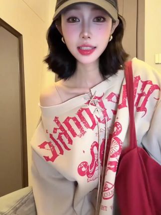 花生酱 秋美式复古印花绑带斜领露肩长袖卫衣女百搭宽松上衣#美式复古卫衣 #女生上衣 #斜领露肩 #宽松百搭 #秋季穿搭