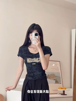 姐妹们!答应我!都去穿这扎染U领辣妹T恤,真的好潮好显瘦啊!#简约又性感的辣妹穿搭攻略#今天穿什么#短袖t恤#夏季穿搭#谁穿谁好看