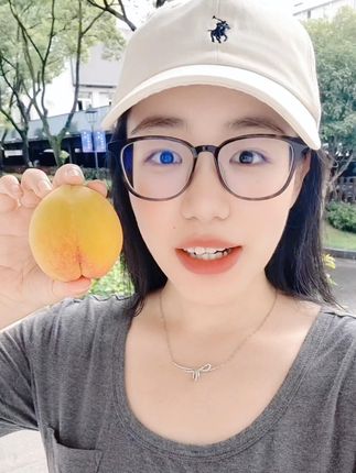 #乡村助农 #大学生 #桃子熟了 #水果 #美女 #夏日 喜欢吃桃子的哥哥姐姐们快来尝尝我们家的锦绣黄桃吧~