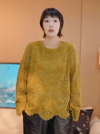 甄选高品质蕾丝面料,触感柔软亲肤,上身舒适无束缚。融入重工工艺,蕾丝纹路精致立体,细节处尽显匠心。剪裁贴合身形,既能勾勒优雅线条,又不失自在体感。整体设计兼具高级感与贵气,轻松驾驭日常通勤、约会等场合,让你举手投足间散发优雅气质。#打底衫 #蕾丝打底衫 #穿搭 #精致女人必备 #洋气减龄