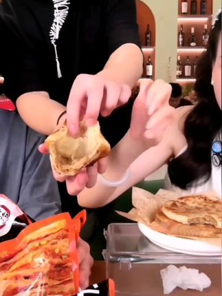 黑椒牛肉口味馅饼金黄酥脆营养健康速食加热早餐 #黑椒牛肉口味馅饼 #馅饼 #金黄酥脆 #营养健康 #速食美食