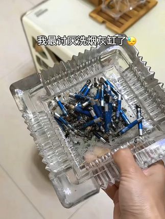 有了#一次性烟灰缸 再也不怕烟灰满地飞了,客人朋友来也不用到处找烟灰缸,真的很实用 #灭烟沙 #懒人必备 #烟灰缸 #29D